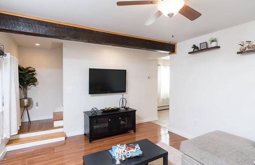Cohoes House | Lovely, quiet 2 bed 1 bath home