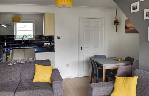 Hopton Cottage | Lovely quiet site close to the beach with restaurant and pub on site.