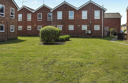 Hopton Cottage | Lovely quiet site close to the beach with restaurant and pub on site.