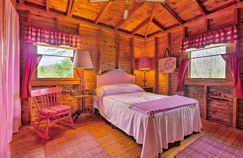 Waldoboro Cabin | Lovely 'Raspberry Cottage' w/Rowboat on Back Cove!