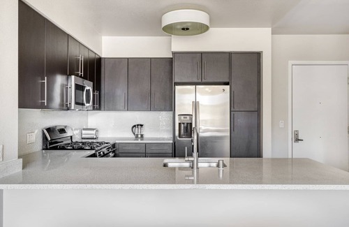 Centennial Apartment | Lovely Redwood City 2BR w/Gym & Tennis Court, walk to WF, by Blueground