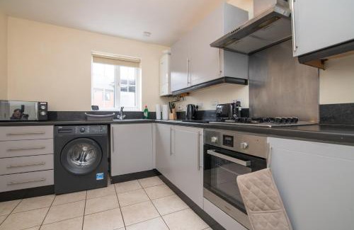 Tipton House | Lovely refurbed 4 bed house in Black Country