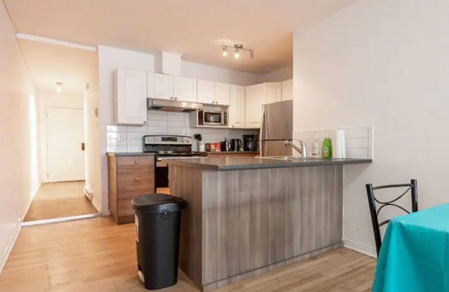 Francois-Perrault Apartment | LOVELY RENTAL UNIT ⭐️ BALCONY⭐️ HIGHWAY 40
