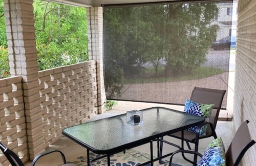 Beaumont House | Lovely Retro 2BR 2.5BA In Quiet Neighborhood