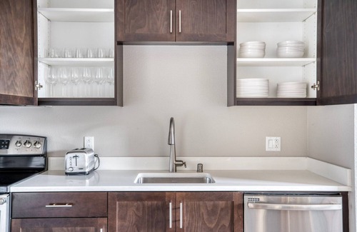 Hillsdale Apartment | Lovely San Mateo 2BR w/Pool, Gym & W/D, nr Caltrain, by Blueground