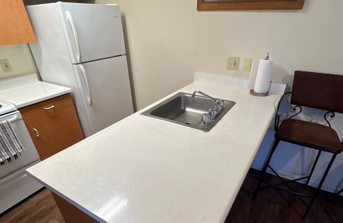 Modesto House | Lovely single story 2 bedroom unit with POOL