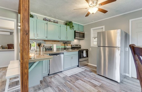 Kyle Cottage | Lovely Smoky Mountain Cottage w/Deck + Views!