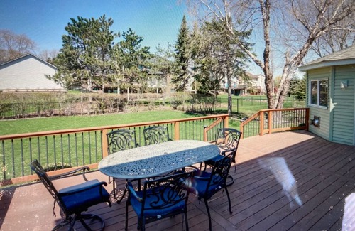 Woodbury House | Lovely, Spacious 5 Bedroom Home near Twin Cities