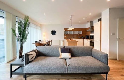 Glasgow Westend Apartment | Lovely Spacious Apartment with Hydro & SECC