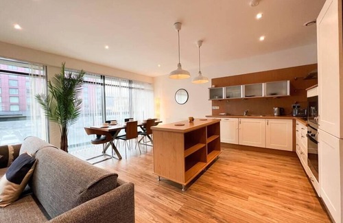 Glasgow Westend Apartment | Lovely Spacious Apartment with Hydro & SECC
