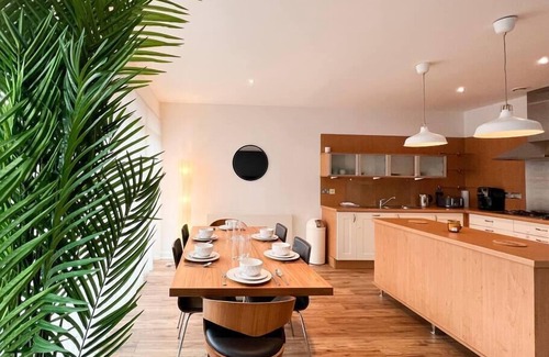 Glasgow Westend Apartment | Lovely Spacious Apartment with Hydro & SECC