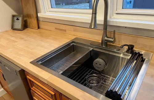 West Central House | Lovely & Spacious Downtown 2 Bedroom