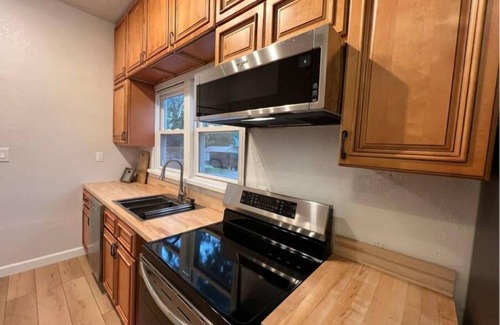 West Central House | Lovely & Spacious Downtown 2 Bedroom