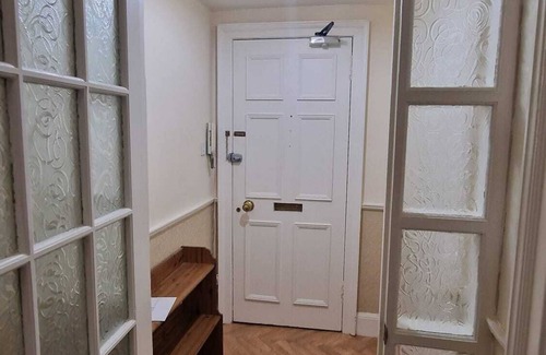 Old Town Apartment | Lovely Spacious Flat in Central Edinburgh Walk Any Where