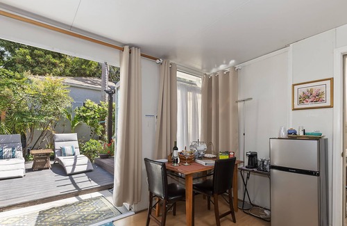 Santa Monica Canyon Apartment | Lovely Spacious Patio Guestroom with Beautiful Deck and Hot Tub