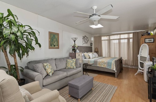 Santa Monica Canyon Apartment | Lovely Spacious Patio Guestroom with Beautiful Deck and Hot Tub