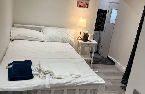 Acton Apartment | Lovely Studio Apartment in London