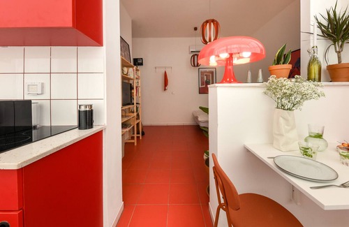 Haifa Apartment | Lovely Studio Apt with Exquisite Crimson Interior near Talpiot Market