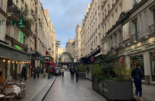 Quartier du Mail Apartment | Lovely Studio on rue Montorgueil - Refurbished.