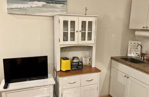 Colington Apartment | Lovely studio apartment with an indoor electric fire place