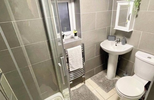Stratford Apartment | Lovely Studio With Private Patio in Stratford