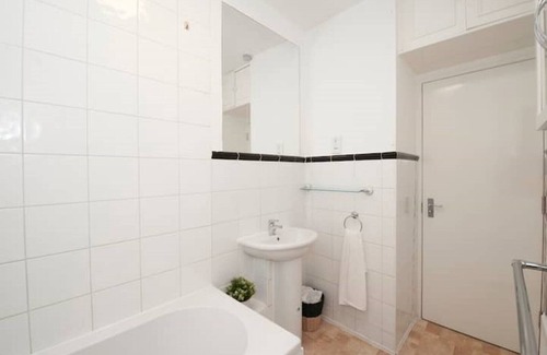 Golders Green House | Lovely, Three bed North West London Apartment with parking
