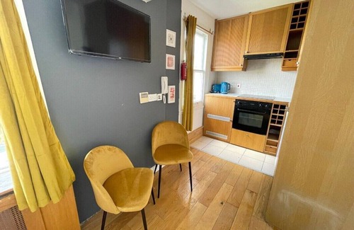Colville Apartment | Lovely Top Floor Studio Portobello road