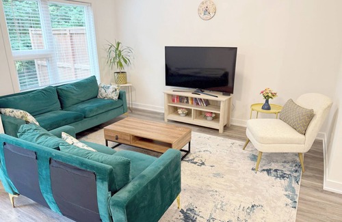 Rosemount House | Lovely Townhouse. 5 min Fairway Station.12 min Conestoga College.14 min Waterloo