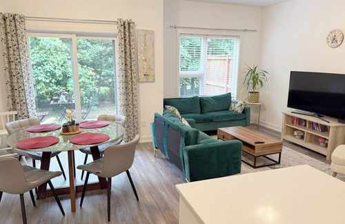 Rosemount House | Lovely Townhouse. 5 min Fairway Station.12 min Conestoga College.14 min Waterloo