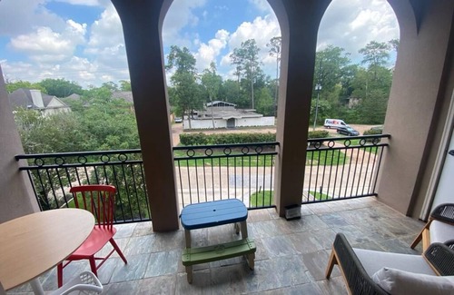 Houston Apartment | Lovely two bedroom condo with treetop views