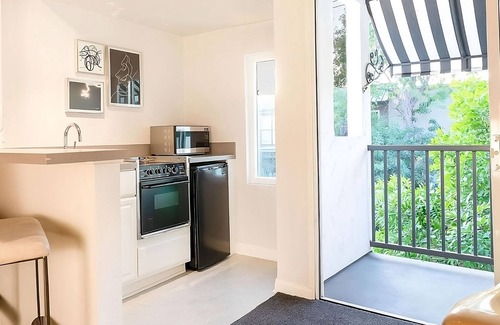 Norma Triangle Apartment | Lovely Unit, Pet-Friendly! Discover Pizza Dough Pizzeria & Bar!