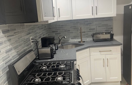 Queens Apartment | Lovely unit W Washer & dryer/garage. 10 min to JFK