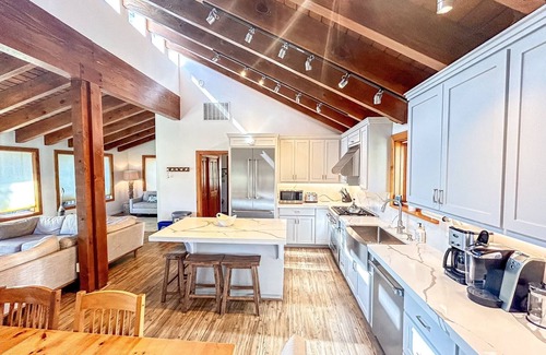 Bear Valley Cabin | Lovely updated cabin with views - sleeps 9 in Bear Valley with WiFi access