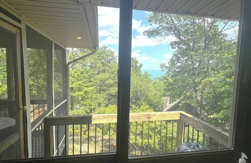 McGaheysville House | Lovely Views - Top of the Mountain - Foosball & Pool Table - Screened in Porch