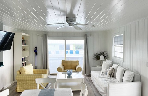 Hope Town Villa | Lovely Villa Steps away from the Beach at Turtle Hill Resort