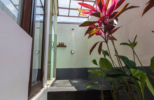 Kenderan Villa | Lovely Villa with a gorgeous bathtub