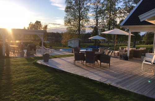 Vanern House | Lovely villa with lake view in Kristinehamn archipelago!Own pool, sauna and Jacuzzi