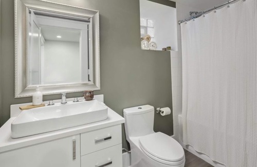 North Center Apartment | Lovely weekend getaway 2BR 2BA Apartment near Wrigley Field