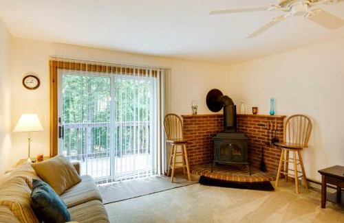 Lincoln Apartment | Lovely White Mountains Condo Hike, Ski and Unwind!