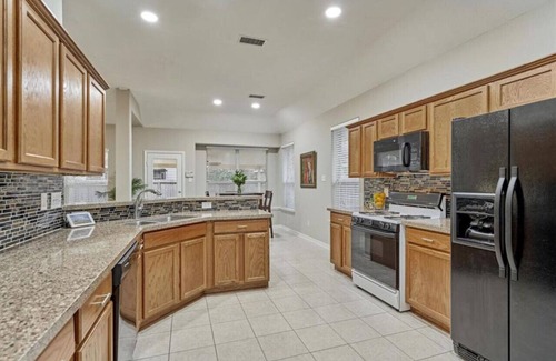 Alden Bridge House | Lovely Woodlands home w/heated pool and spa!