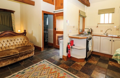 Northallerton Cottage | LOVESOME COTTAGE, pet friendly, with hot tub in Northallerton