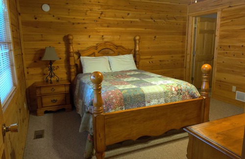 Logan Cabin | Lovie's Hillside Lodge nestled into 5 wooded acres