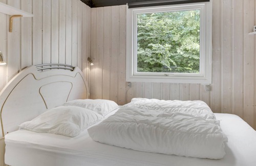 Arnager House | Lovingly furnished cottage on well-kept grounds with lawn and space for ball games.