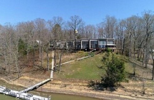 Camden Condo | Low April nightly rate. sleeps 4 with boat dock on TN River/KY Lake