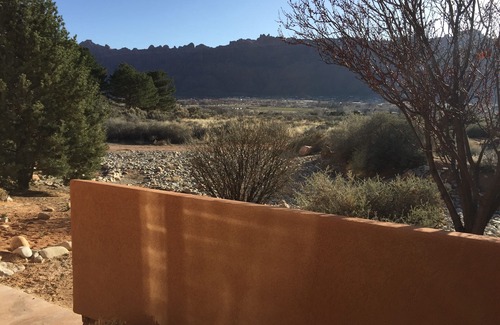 Moab South Valley Condo | Low rates - Moab Solano Vallejo Condo, sleeps 5, outdoor pool