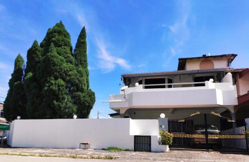 Taman Bertuah House | LOW SEASON PROMOTION! 4B12B max 19 pax Party House