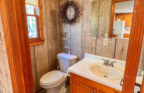 Laurel Springs Cabin | LOW SPRING RATES! Peak Creek Cabin - Creek, Outdoor Space &Wi-Fi