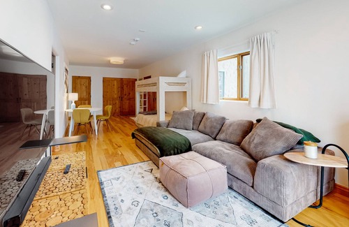 Highland Meadows House | Lower-level dog-friendly in-law suite with mtn views, full kitchen, washer/dryer