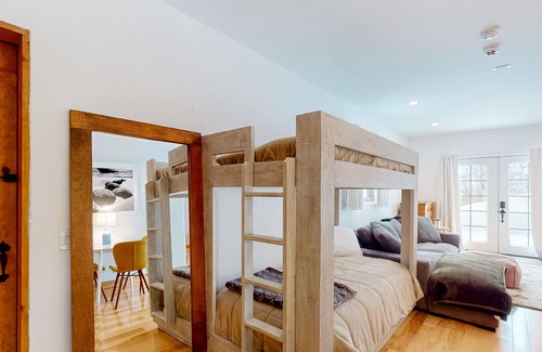 Highland Meadows House | Lower-level dog-friendly in-law suite with mtn views, full kitchen, washer/dryer