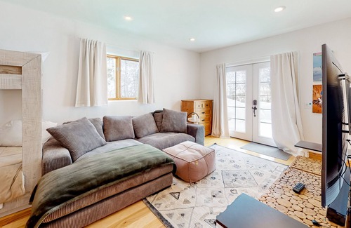 Highland Meadows House | Lower-level dog-friendly in-law suite with mtn views, full kitchen, washer/dryer